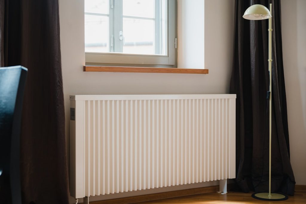 Elektrischer Heizkörper vor Fenster / electric heater in front of window