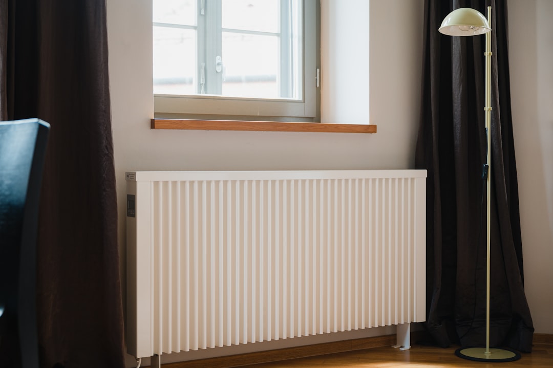 Elektrischer Heizkörper vor Fenster / electric heater in front of window